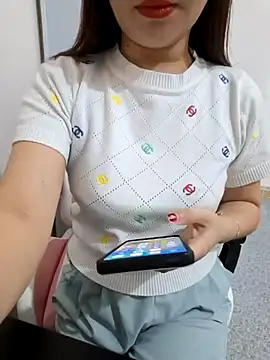 Snapshot of Avelyn-n chatting on February 27, 2026, 8:14 am Avelyn-n online show from February 27, 2026, 8:14 am