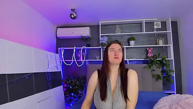 StephieRousee online show from April 8, 2026, 5:18 am