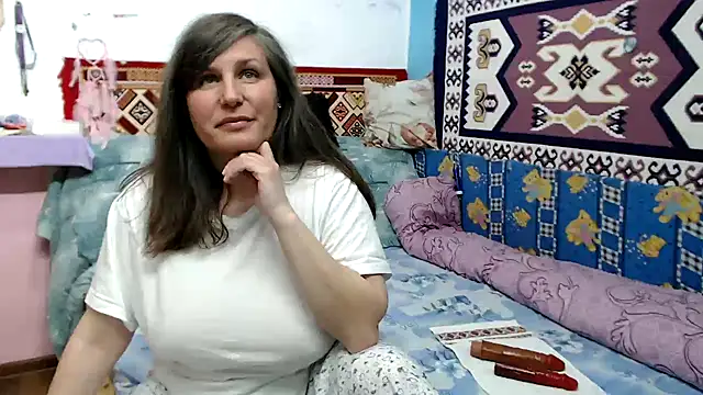 Adelinemilf online show from April 28, 2026, 1:49 pm