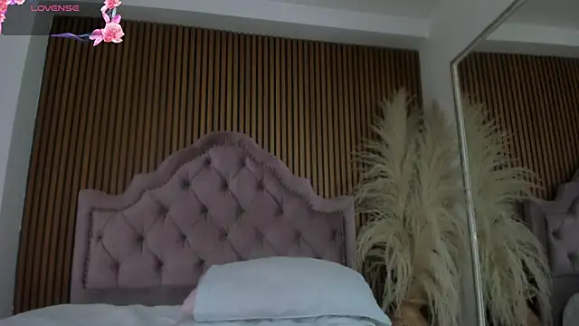 Snapshot of Violett_hott_ chatting on April 21, 2026, 12:22 pm Violett hott online show from April 21, 2026, 12:22 pm