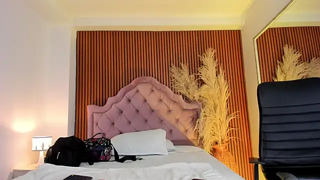 Snapshot of Violett_hott_ chatting on April 26, 2026, 12:58 pm Violett hott online show from April 26, 2026, 12:58 pm
