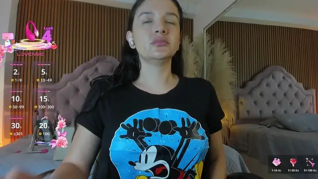 Snapshot of Violett_hott_ chatting on June 16, 2026, 12:41 pm Violett hott online show from June 16, 2026, 12:41 pm