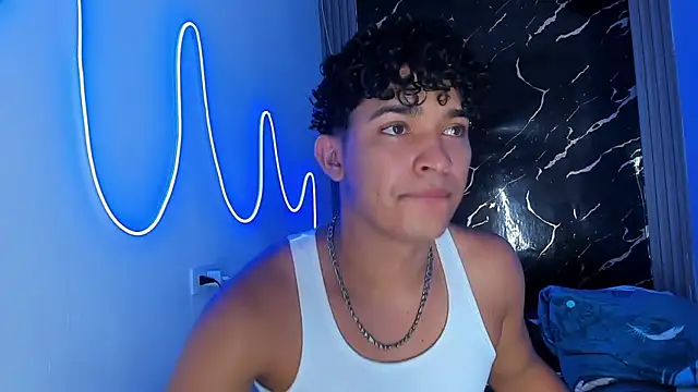 Snapshot of jamescurly00 chatting on January 11, 2026, 2:05 am jamescurly00 online show from January 11, 2026, 2:05 am