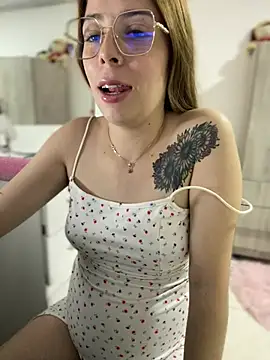 Snapshot of NatalyPinky chatting on May 13, 2026, 9:55 pm NatalyPinky online show from May 13, 2026, 9:55 pm