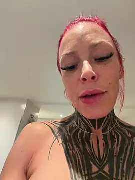 Snapshot of TittenTina chatting on February 8, 2026, 10:35 pm TittenTina online show from February 8, 2026, 10:35 pm