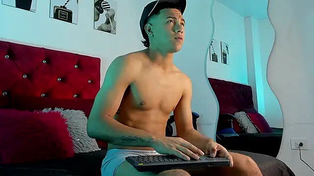 Liamsubtle01 online show from May 15, 2026, 11:06 am