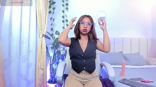 emily7  online show from April 10, 2026, 8:46 pm