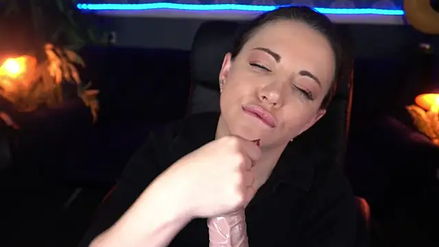 Snapshot of Dafni_Monn chatting on November 28, 2025, 1:47 pm Dafni Monn online show from November 28, 2025, 1:47 pm