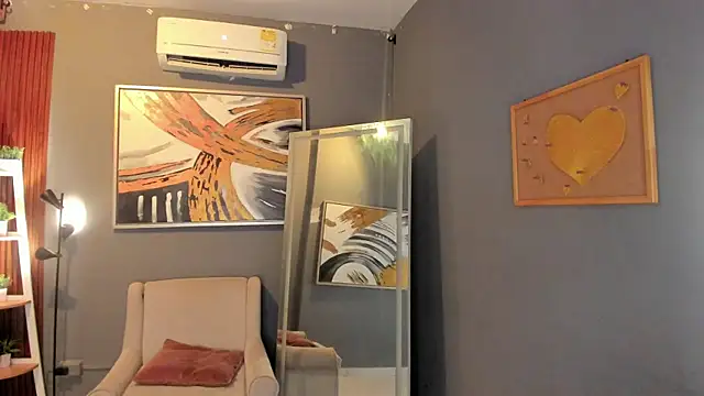 ailann  online show from April 15, 2026, 7:43 pm