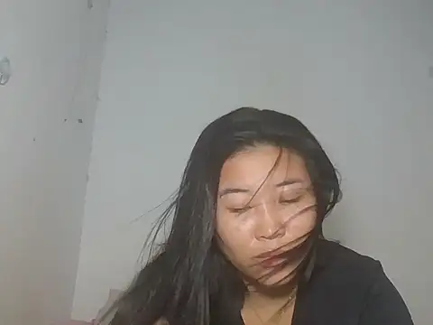 Snapshot of Zyeiii chatting on June 25, 2026, 6:34 pm Zyeiii online show from June 25, 2026, 6:34 pm