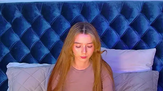 VanessaVienne online show from February 22, 2026, 4:27 pm