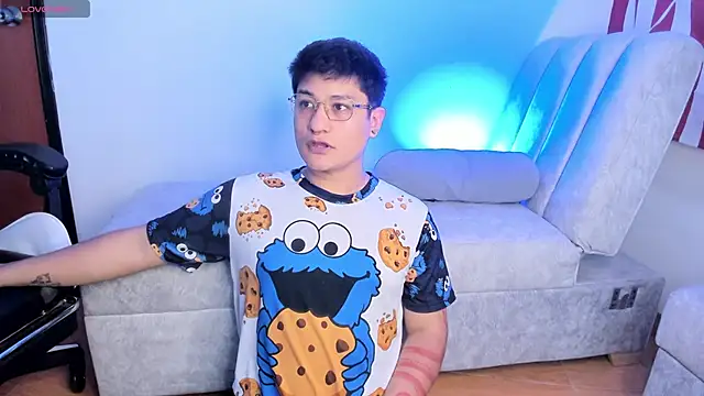 Snapshot of Theo_Rowan chatting on February 13, 2026, 6:48 pm Theo Rowan online show from February 13, 2026, 6:48 pm