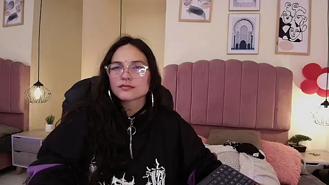 Hanabie  online show from April 12, 2026, 3:33 am