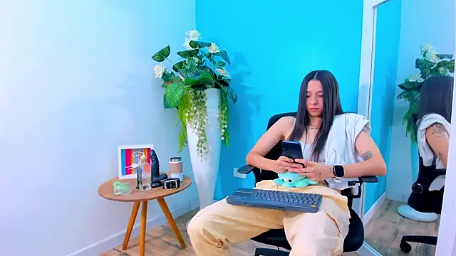 ViictoriiaSaenz online show from March 5, 2026, 4:08 am