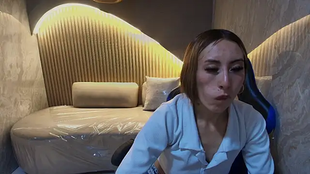 katalina r  online show from April 6, 2026, 7:48 pm