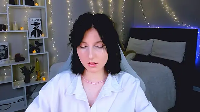 KikaOsterman online show from February 2, 2026, 6:50 pm