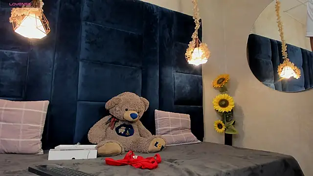 Laura Miller1 online show from April 10, 2026, 8:35 pm