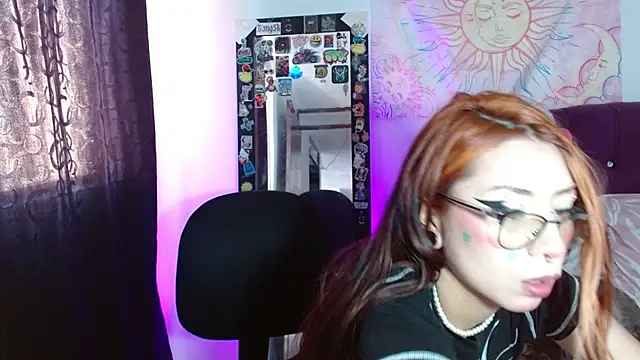 kittymiauu444 online show from February 10, 2026, 2:43 pm