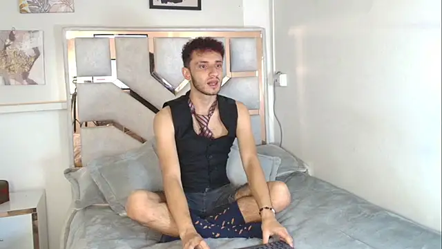 Curlystartt online show from January 14, 2026, 12:33 pm