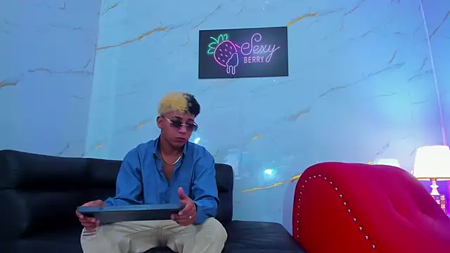 Snapshot of Roman_cute chatting on January 15, 2026, 2:32 pm Roman cute online show from January 15, 2026, 2:32 pm