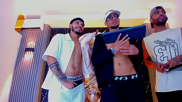 Snapshot of The_Gods_In_Diamonds chatting on February 10, 2026, 9:02 am The Gods In Diamonds online show from February 10, 2026, 9:02 am