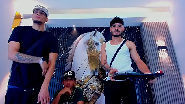 Snapshot of The_Gods_In_Diamonds chatting on March 2, 2026, 5:08 am The Gods In Diamonds online show from March 2, 2026, 5:08 am