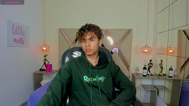 Anyelo Twink online show from June 4, 2026, 8:15 pm