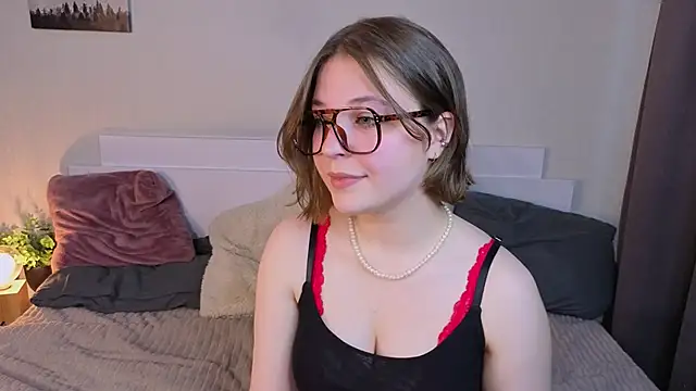 Snapshot of Next2Marie chatting on May 6, 2026, 6:19 am Next2Marie online show from May 6, 2026, 6:19 am
