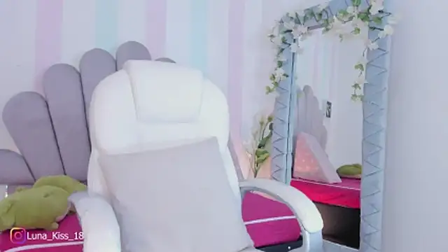 Luna kiss 18 online show from February 26, 2026, 3:38 am