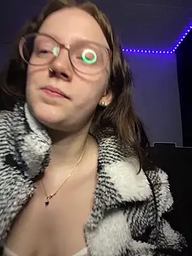 Snapshot of YoungLisaa18 chatting on February 19, 2026, 7:43 pm YoungLisaa18 online show from February 19, 2026, 7:43 pm