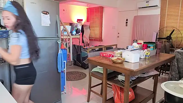 25sweetlilbunny online show from April 15, 2026, 3:24 am