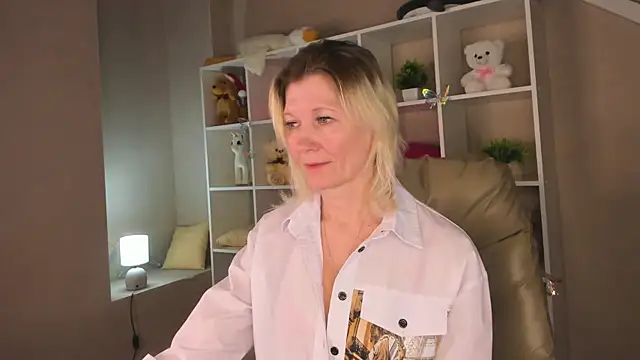 Snapshot of Julie_Lucas chatting on March 2, 2026, 2:58 am Julie Lucas online show from March 2, 2026, 2:58 am