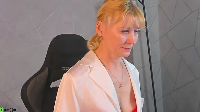 Snapshot of Julie_Lucas chatting on April 21, 2026, 12:34 am Julie Lucas online show from April 21, 2026, 12:34 am