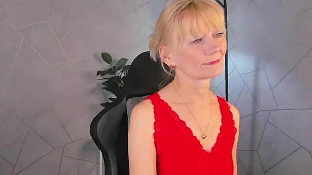 Snapshot of Julie_Lucas chatting on May 14, 2026, 12:06 am Julie Lucas online show from May 14, 2026, 12:06 am