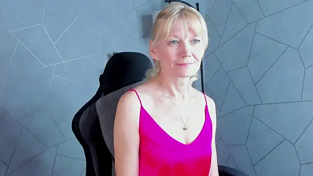 Snapshot of Julie_Lucas chatting on May 17, 2026, 11:56 pm Julie Lucas online show from May 17, 2026, 11:56 pm