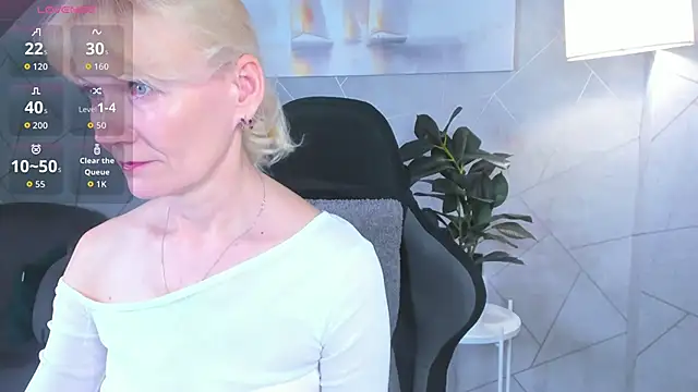 Snapshot of Julie_Lucas chatting on May 29, 2026, 12:08 am Julie Lucas online show from May 29, 2026, 12:08 am