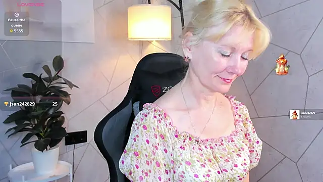 Snapshot of Julie_Lucas chatting on June 2, 2026, 12:23 am Julie Lucas online show from June 2, 2026, 12:23 am