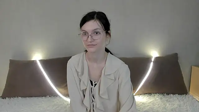 ThoraMarola online show from April 17, 2026, 7:44 am