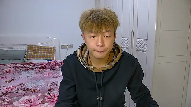 Chocolates-001 online show from February 5, 2026, 11:04 am