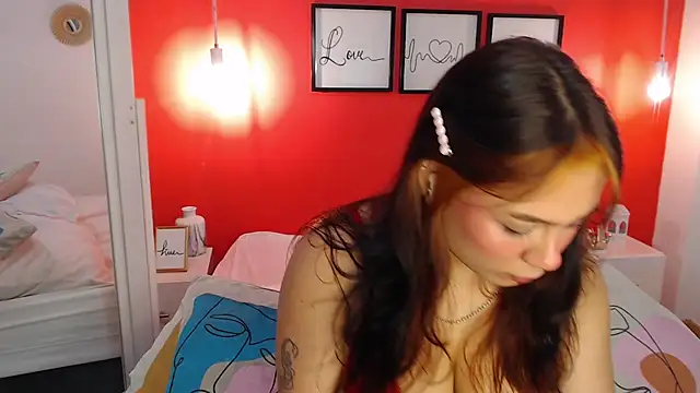 Snapshot of MaddyOwens_5 chatting on April 10, 2026, 12:43 pm MaddyOwens 5 online show from April 10, 2026, 12:43 pm