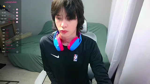 Snapshot of LeonBoykisser chatting on March 3, 2026, 5:19 pm LeonBoykisser online show from March 3, 2026, 5:19 pm