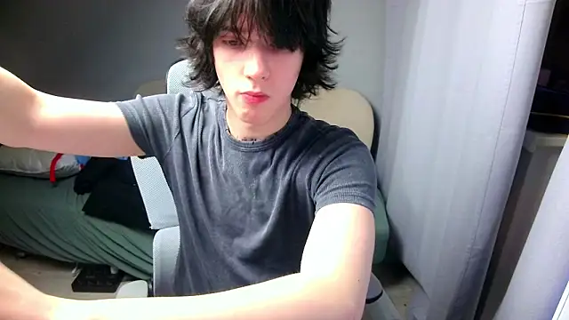 Snapshot of LeonBoykisser chatting on March 19, 2026, 10:36 pm LeonBoykisser online show from March 19, 2026, 10:36 pm