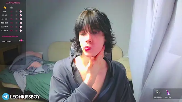 Snapshot of LeonBoykisser chatting on March 20, 2026, 8:25 pm LeonBoykisser online show from March 20, 2026, 8:25 pm