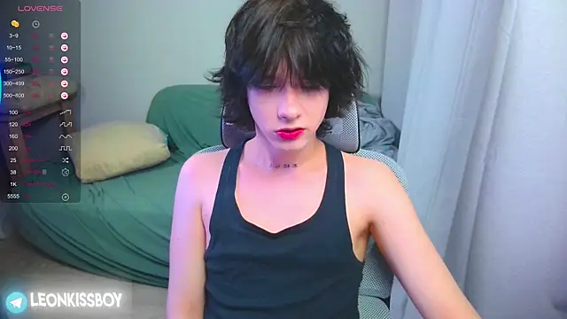 Snapshot of LeonBoykisser chatting on April 4, 2026, 2:36 pm LeonBoykisser online show from April 4, 2026, 2:36 pm