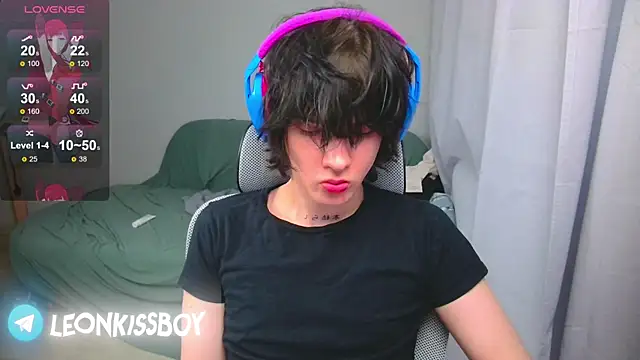 Snapshot of LeonBoykisser chatting on April 15, 2026, 4:08 am LeonBoykisser online show from April 15, 2026, 4:08 am