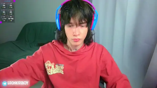 Snapshot of LeonBoykisser chatting on June 25, 2026, 2:43 pm LeonBoykisser online show from June 25, 2026, 2:43 pm