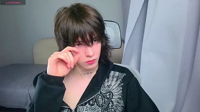 Snapshot of LeonBoykisser chatting on July 4, 2026, 5:08 pm LeonBoykisser online show from July 4, 2026, 5:08 pm