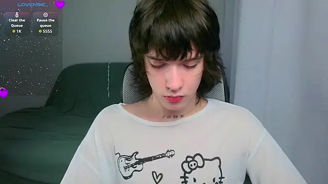 Snapshot of LeonBoykisser chatting on July 7, 2026, 3:42 am LeonBoykisser online show from July 7, 2026, 3:42 am
