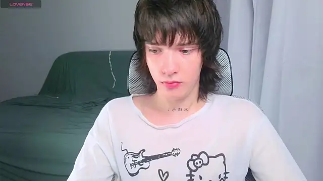 Snapshot of LeonBoykisser chatting on July 8, 2026, 2:38 am LeonBoykisser online show from July 8, 2026, 2:38 am