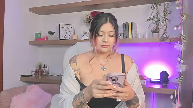 Snapshot of _Lorraine_v chatting on April 14, 2026, 5:19 pm Lorraine v online show from April 14, 2026, 5:19 pm